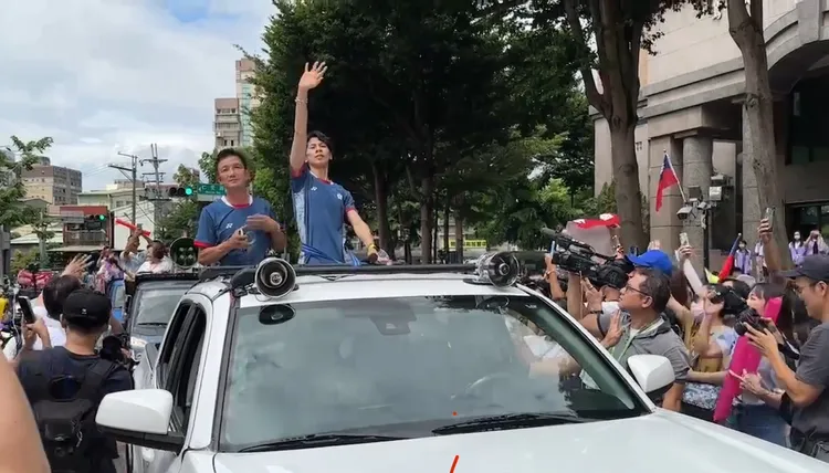 林郁婷回故鄉光榮掃街，與支持者們揮手互動，場面相當熱烈。曾佳俊攝