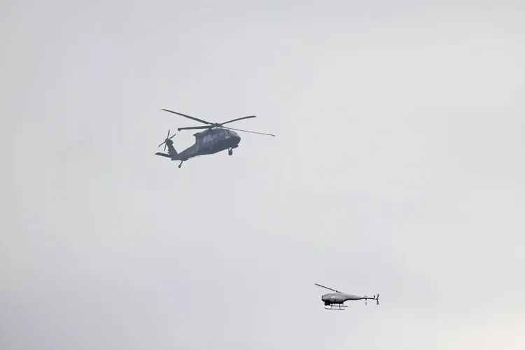 空勤直升機吊掛水袋進行山林滅火。翻攝畫面