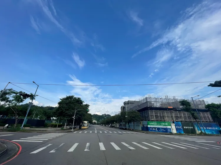 「情定水蓮NO.16」位於景賢路上，面對萬坪廍子公園。張瑞傑攝