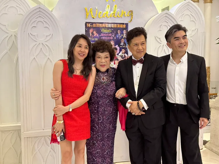 張志群（右起）、李朝永、周遊和媳婦陳書璇。趙大智攝