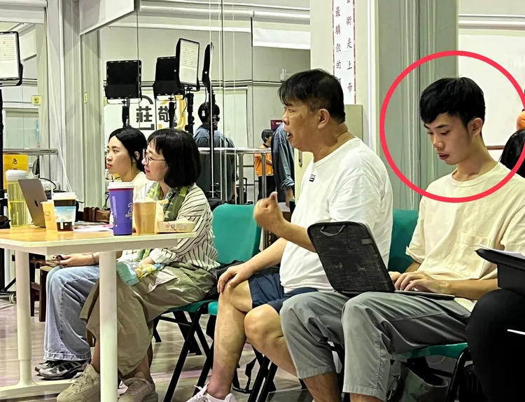 馮昱敖（右）和老爸馮凱排練歌舞劇中。李朝永提供