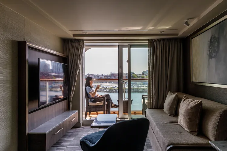 ▲舒適的客廳及大陽台，隨時隨地都能可以好好放鬆。