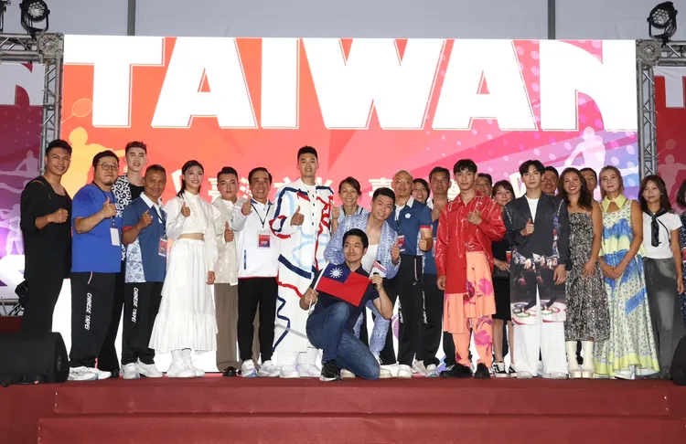 今晚的派對有10位選手盛裝出席，和市長蔣萬安合影。莊宗達攝