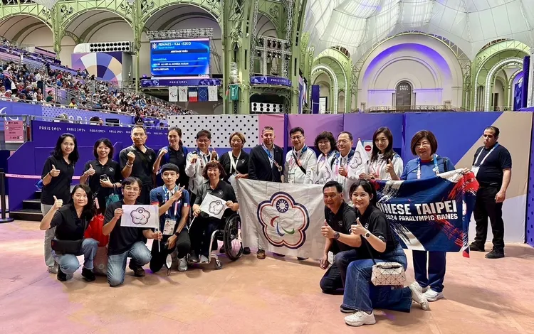 台灣代表團在帕運賽場上合影。
