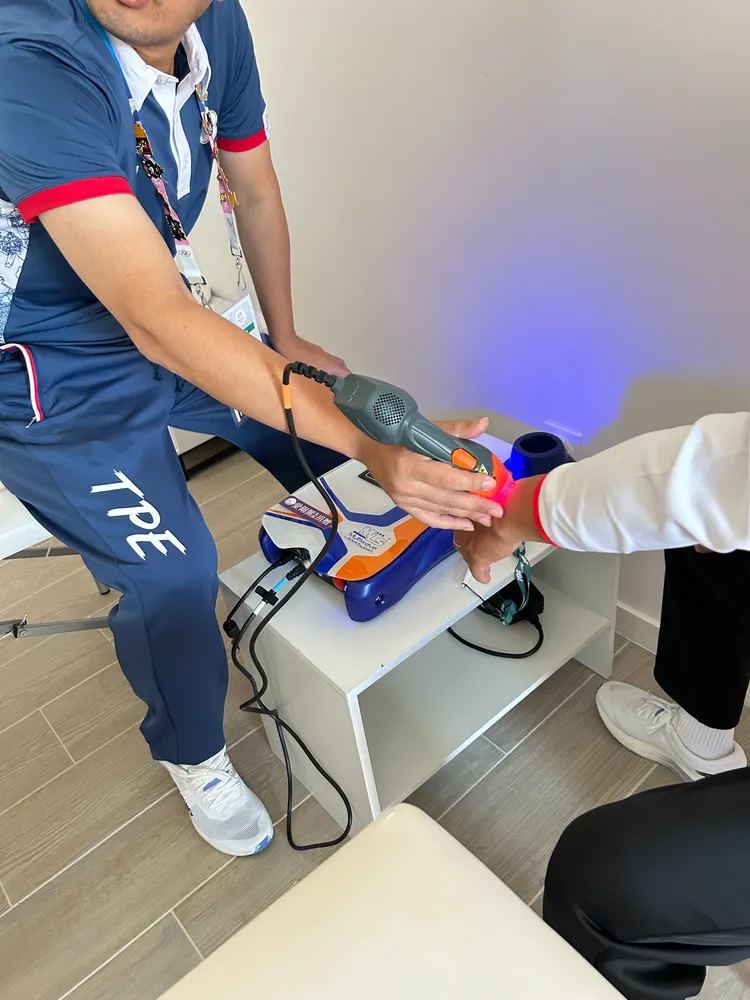 帕運選手接受雷射治療。