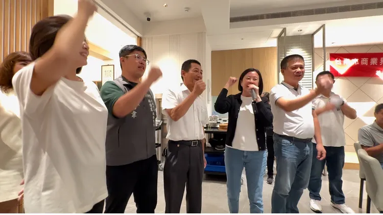 台南市議會議長邱莉莉出席百工百業聯誼會，希望大家支持王傑民參選市商會理事長。民眾提供