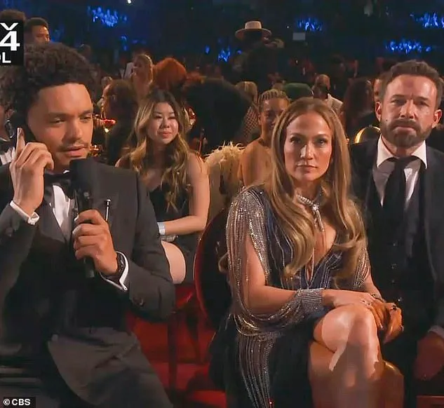 翹臀珍（右二）去年2年與小班出席葛萊美獎，可看出小班一臉不耐，翹臀珍對於他的情緒化也面露不悅。