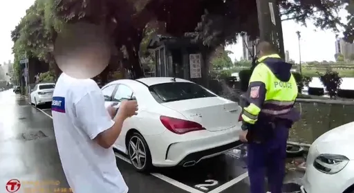 宾士车主酒驾被扣牌!买假车牌悬挂上路 遇警谎称车是朋友的
