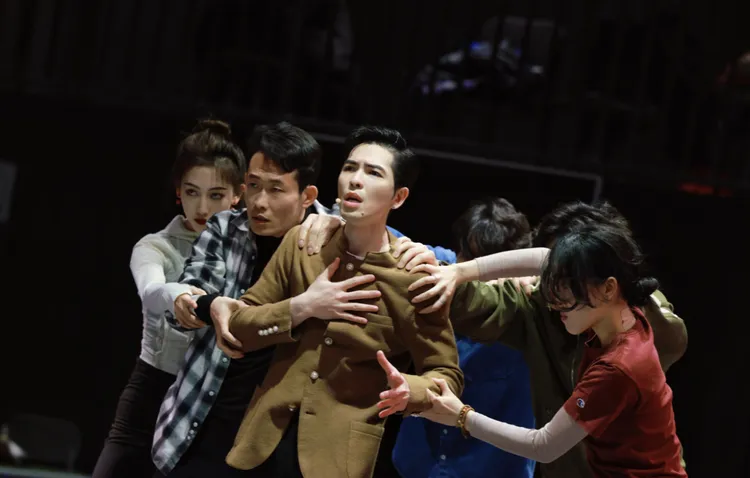 蕭敬騰為李炳輝送暖。資料照片