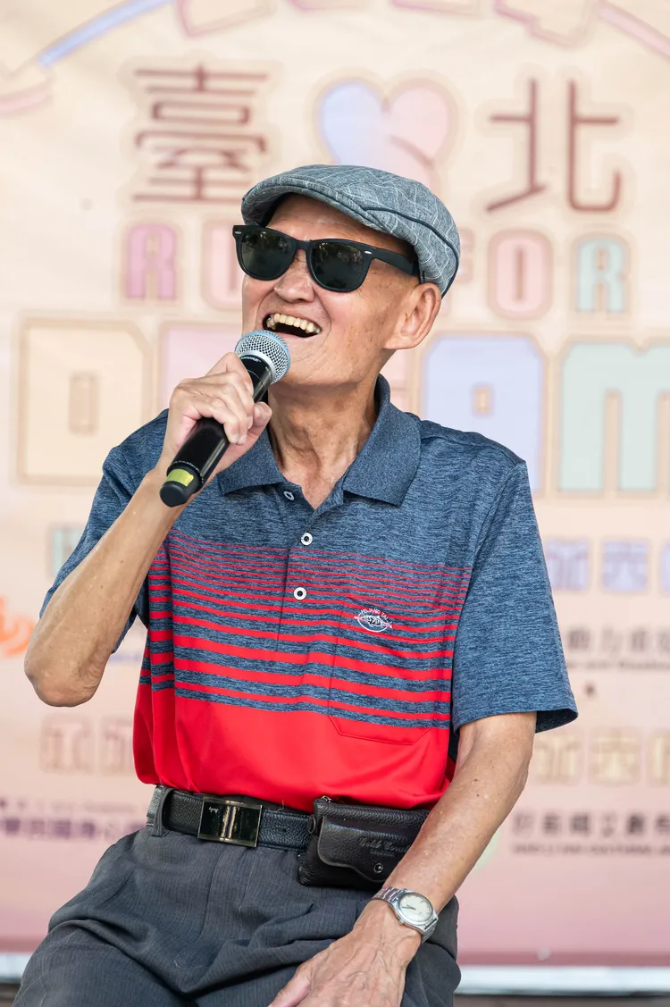 李炳輝賣力演出，用歌聲帶給大家歡樂。中華民國身心障礙者藝文推廣協會提供