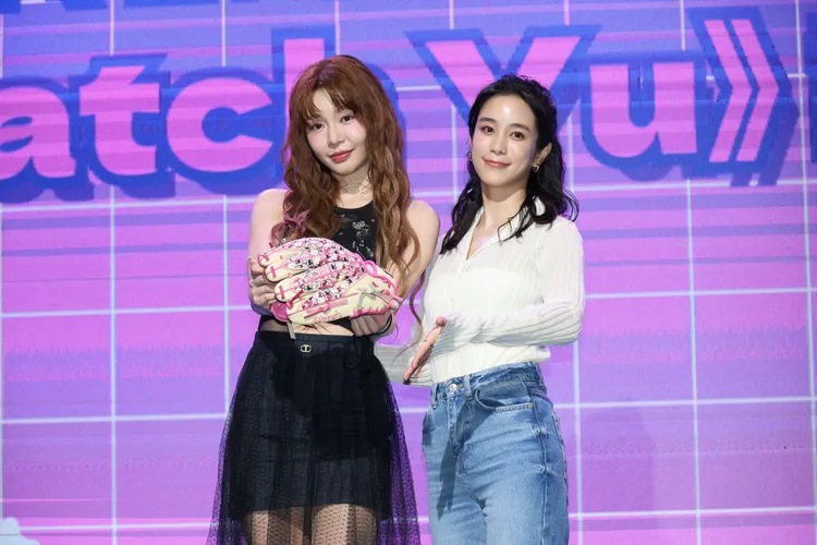 Yuri發片，星友温貞菱現身力挺。娛樂中心攝