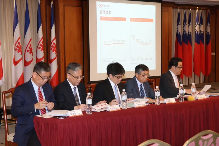 新光金控今舉辧法說會，總經理陳恩光用婚姻來形容在雙龍搶親併購案當中「新娘」的心情。莊宗達攝