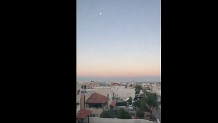 今日真主黨對以色列首都特拉維夫發射一枚導彈。翻攝自Ｘ@PalestineChron 