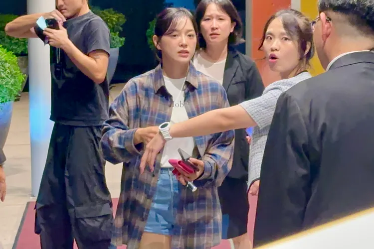 金世正想要上前跟粉絲打招呼，被工作人員擋住。特勤中心攝