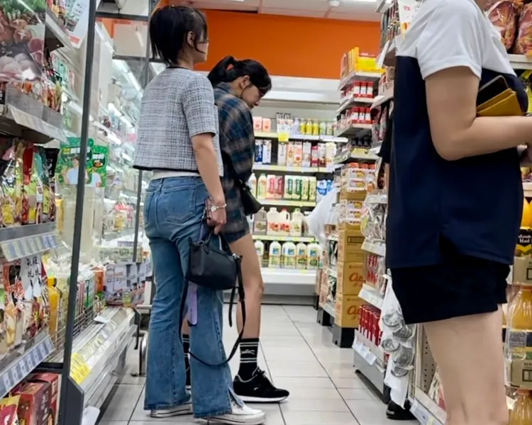 金世正仔細看著架上的黑師傅捲心酥研究。特勤中心攝