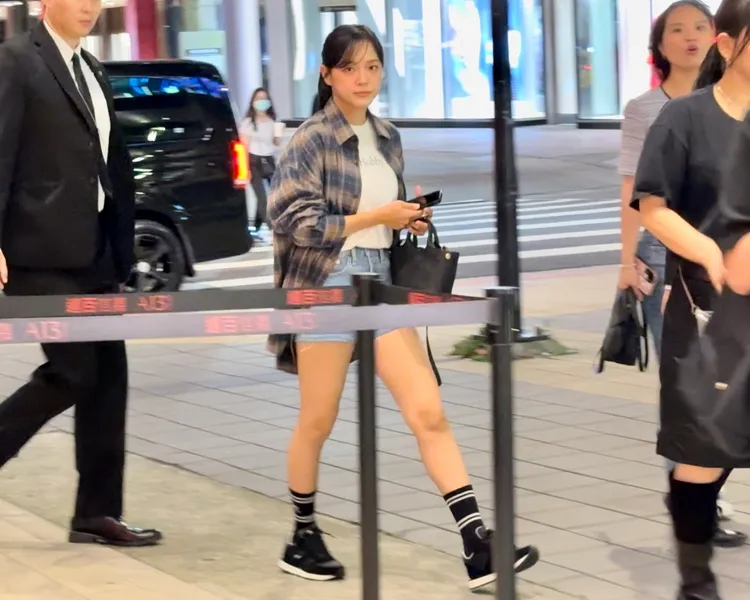 韓星金世正換上熱褲，小露一雙筆直辣腿，下車前往遠百信義A13徒步區。特勤中心攝