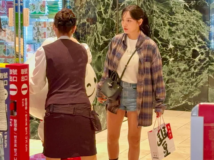 鼎泰豐服務生貼心幫金世正移吉祥物取景拍照。特勤中心攝