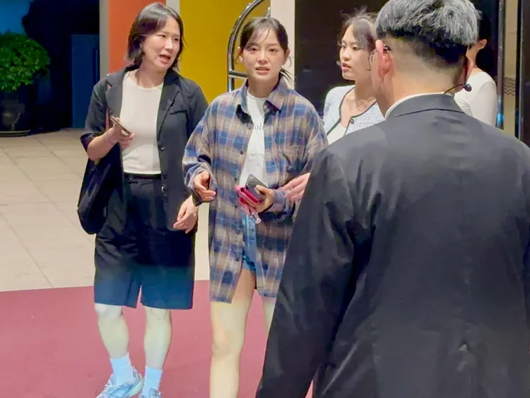 半小時後，金世正卸妝、換上跟金智媛同款襯衫步出下榻飯店，寵粉的她見到粉絲有些心動。特勤中心攝