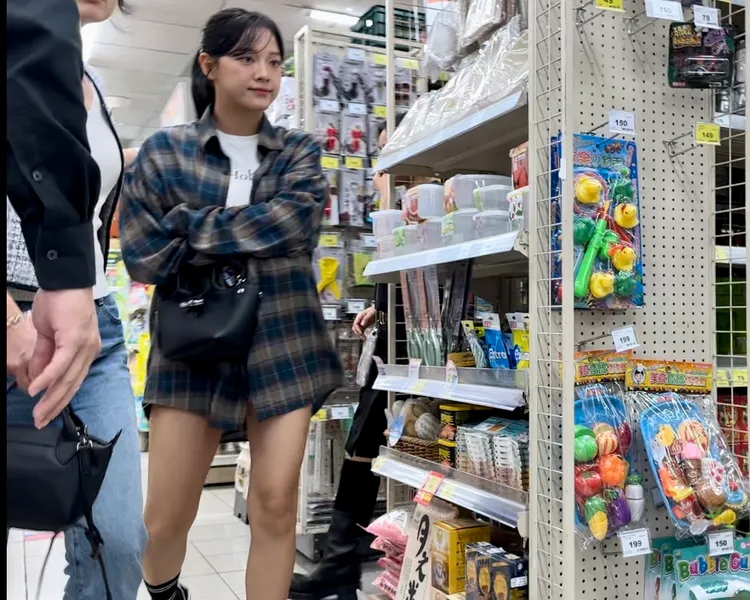 金世正看完紅酒後，跟工作人員討論，繼續逛其他商品。特勤中心攝