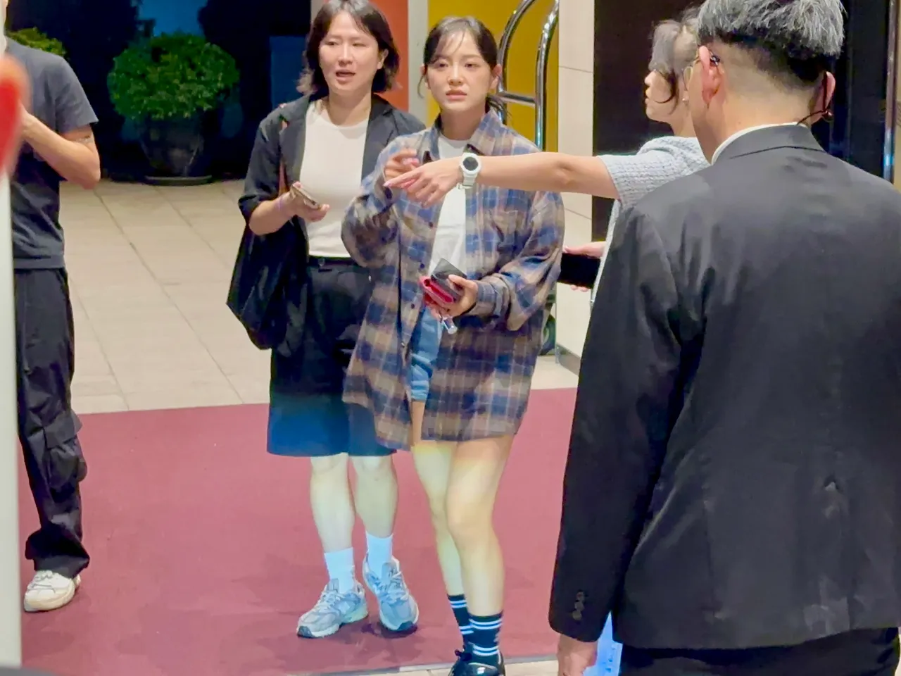 半小时后,金世正换好衣服步出诚品行旅,指向粉丝。特勤中心摄