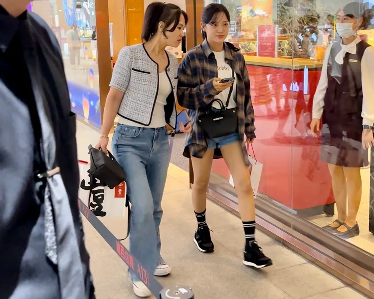 晚間10點，金世正（右）跟吉祥物拍完照後，提著鼎泰豐伴手禮開心離去。特勤中心攝