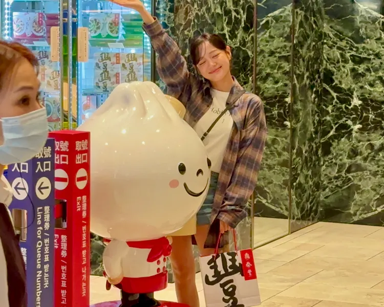 晚間10點，韓星金世正大啖完小籠包後，手拿鼎泰豐伴手禮盒，開心跟吉祥物合照。特勤中心攝