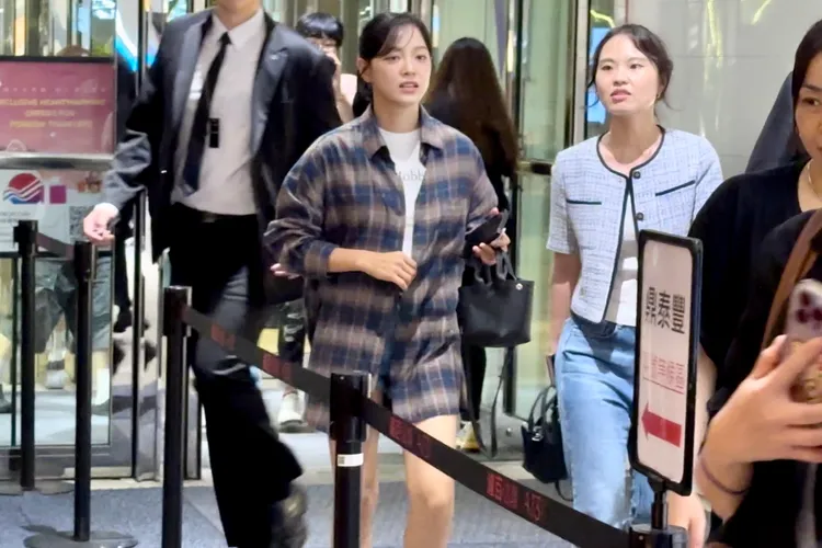 金世正跟韓國工作人員走進遠百信義A13的鼎泰豐。特勤中心攝