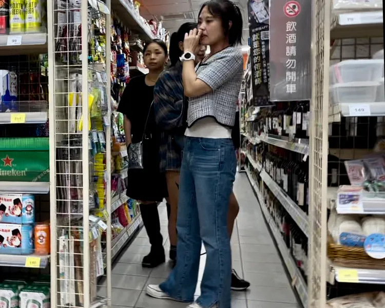 金世正（中）在韓方工作人員掩護下，悄悄走到酒類貨架區看紅酒。特勤中心攝