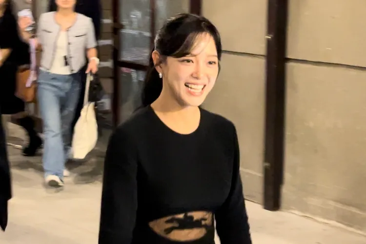 韓國女神金世正步出松菸活動會場，看到200多位粉絲，露出甜美笑容。特勤中心攝