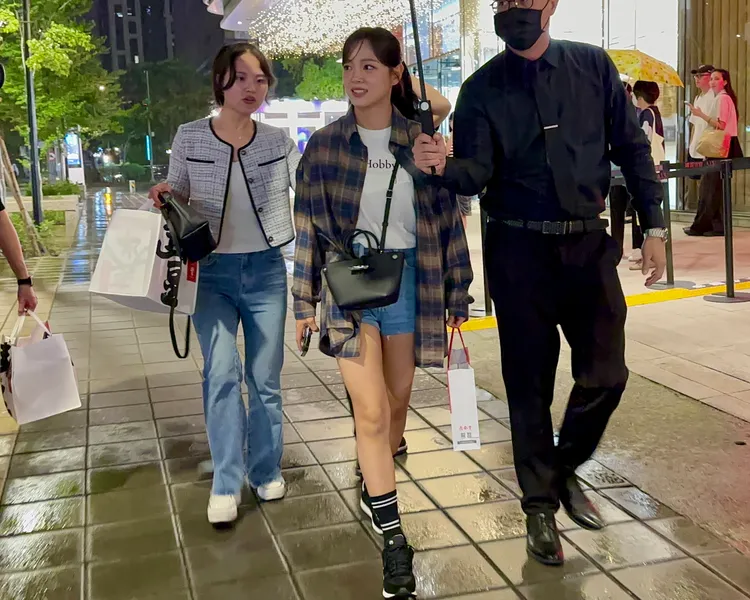 金世正（中）提著鼎泰豐伴手禮，沿路欣賞信義商圈美景。特勤中心攝