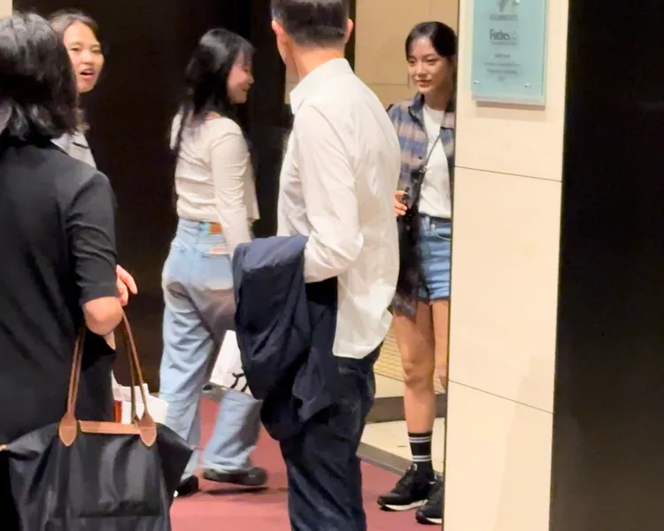 金世正（右）在飯店門口等候隨行工作人員下車。特勤中心攝