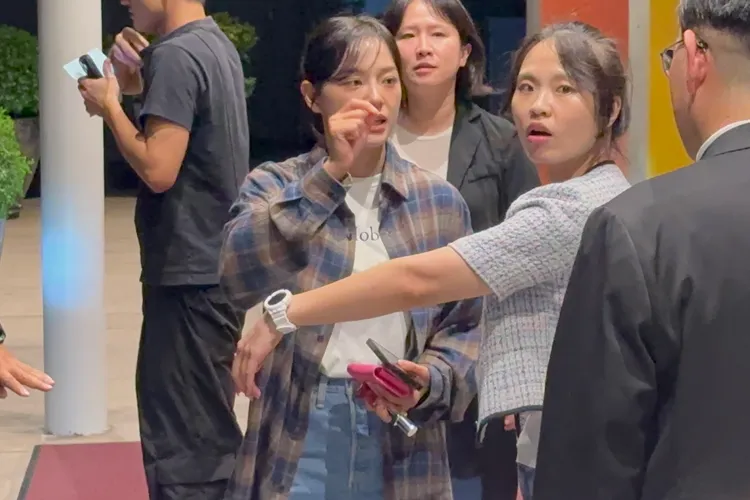 金世正比出簽名的手勢，再次跟工作人員溝通。特勤中心攝