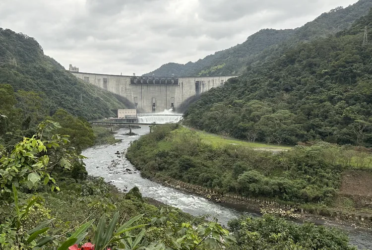 翡翠水庫提前降水位防災，請遠離下游新店溪河床。台北翡翠水庫管理局提供