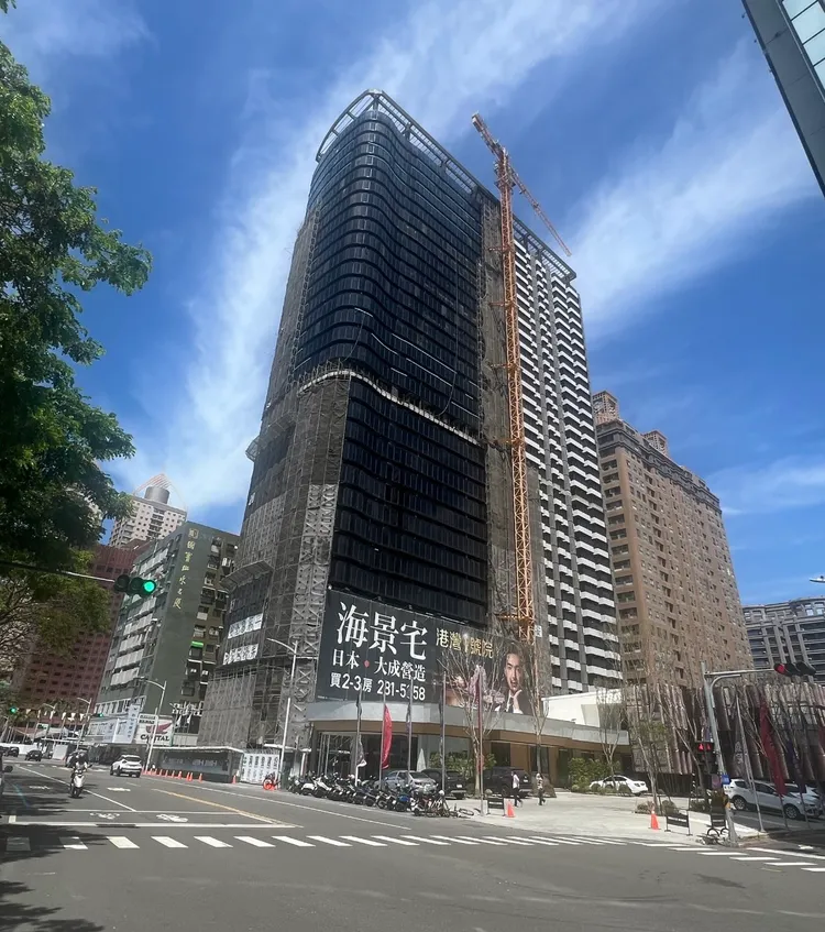 愛河沿線已有許多超高住宅，「高雄國賓」若未採危老都更，其他容移仍能興建超高宅。葉家銘攝