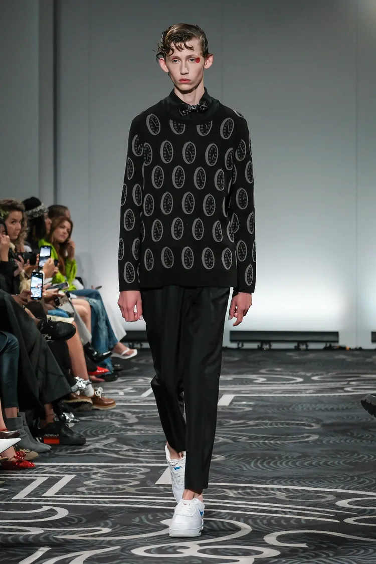 男裝黑色系印花領結可看到第59屆金鐘獎的視覺設計。品牌提供