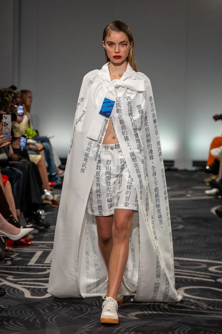 陳德政的台北文學獎得獎作品轉化為大型書頁斗篷。品牌提供