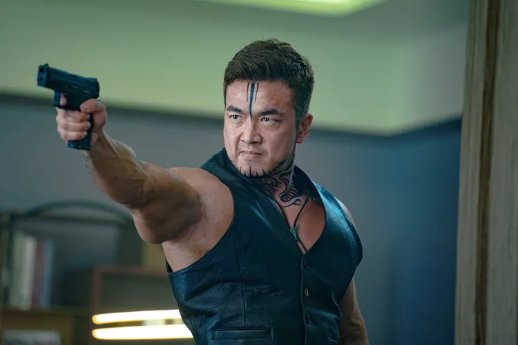 李沛旭在片中大秀粗壯麒麟臂，以及臉部刺青，讓導演力讚他將會是未來的動作明星。采昌提供