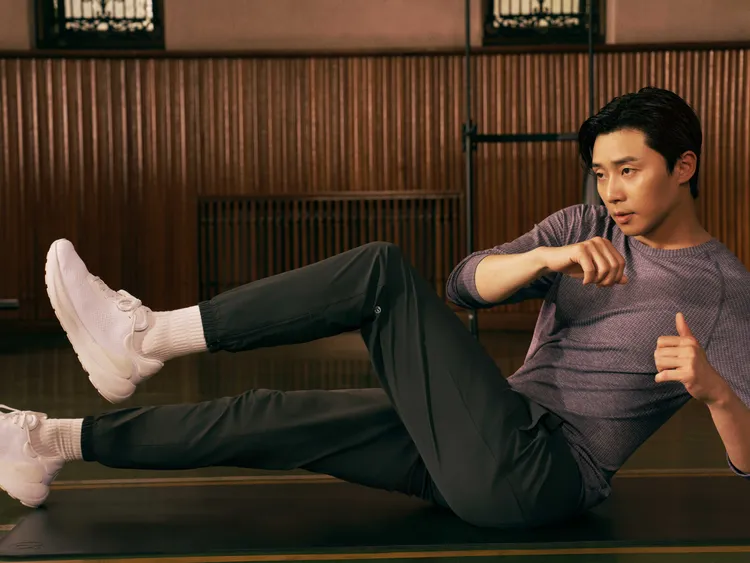 朴敘俊穿著Metal Vent Tech長袖上衣2980元、Pace Breaker束口褲4480元。品牌提供