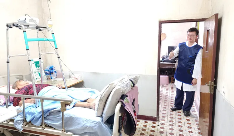 「可攜式X光機」放置於四腳架上以拍攝胸部X光，影像立即於筆記型電腦呈現。院方提供