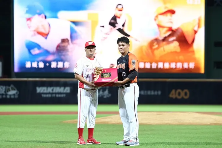 味全龍送潘威倫茶具組。  味全龍提供