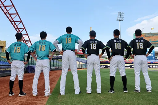 中職第一次!台鋼雄鷹在潘威倫引退賽 全員都穿18號