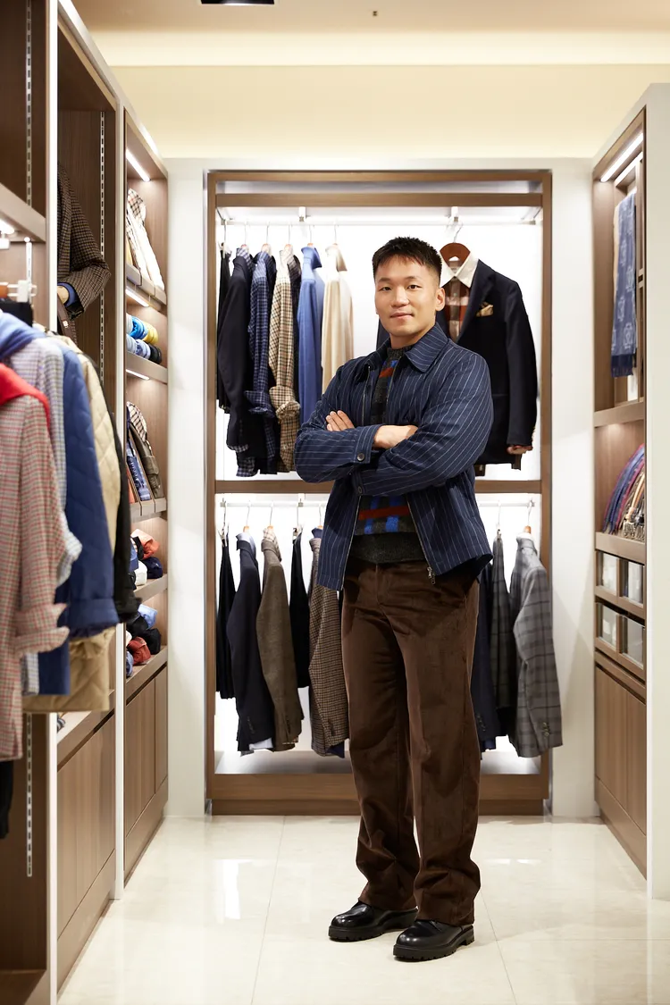 李洋李搭配直條紋外套、格紋軟呢毛衣以及咖啡色絨面長褲。品牌提供