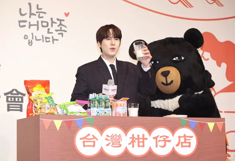 圭賢品嘗台式早餐豆漿，露出滿足的表情。攝影中心攝