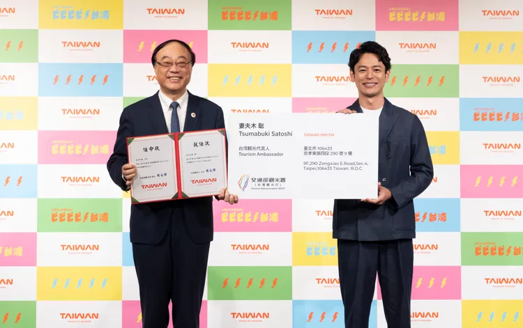 妻夫木聰（右）於東京旅展從觀光署長周永暉（左）手中接下代言人委任書。觀光署提供