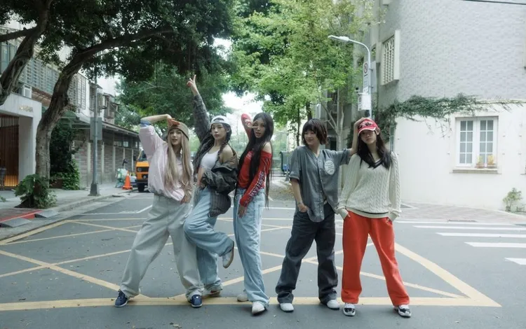 NewJeans先前曾到台北富錦街等地拍MV。NewJeans臉書