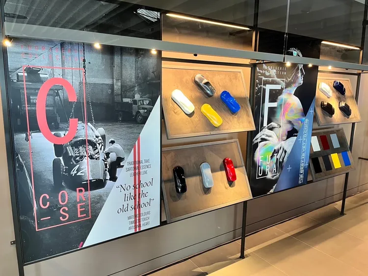 「Fuoriserie」客製化服務，讓顧客如同在畫布上創作，隨心所欲地選擇車身外觀顏色、圖案以及內裝皮革座椅的多色縫線等細節。周奕豪攝