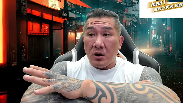 館長陳之漢昨晚在直播中回應健身房發生會員臥推被槓鈴壓頸的情況。翻攝自館長陳之漢YouTube
