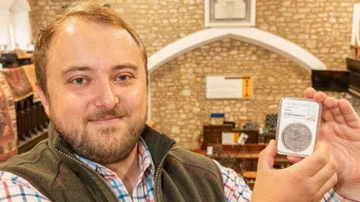 英拍賣師發現美獨立硬幣 竟「卡」在太妃糖罐底