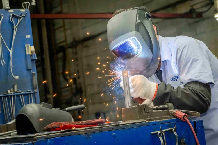 比賽項目涵蓋CO2焊接、電擊頭研磨、缺陷檢查、車輛檢查驗放、車輛查修、配備辨識、倉儲系統操作、堆高機操作、電路配線、電焊作業及工業機器人編程等項目。業者提供