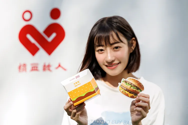 全台指定113所校園地點捐血250c.c.，就可獲得大麥克貴賓券一張。麥當勞提供